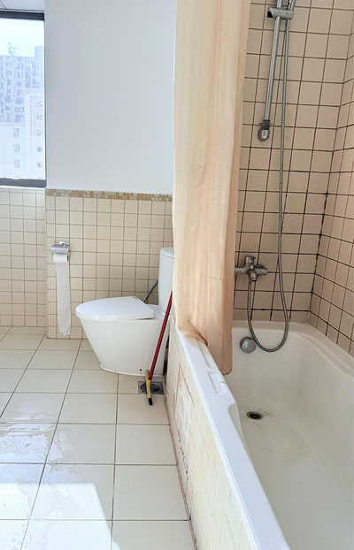 Urban Panda hostel bathroom with bathtub and toilet